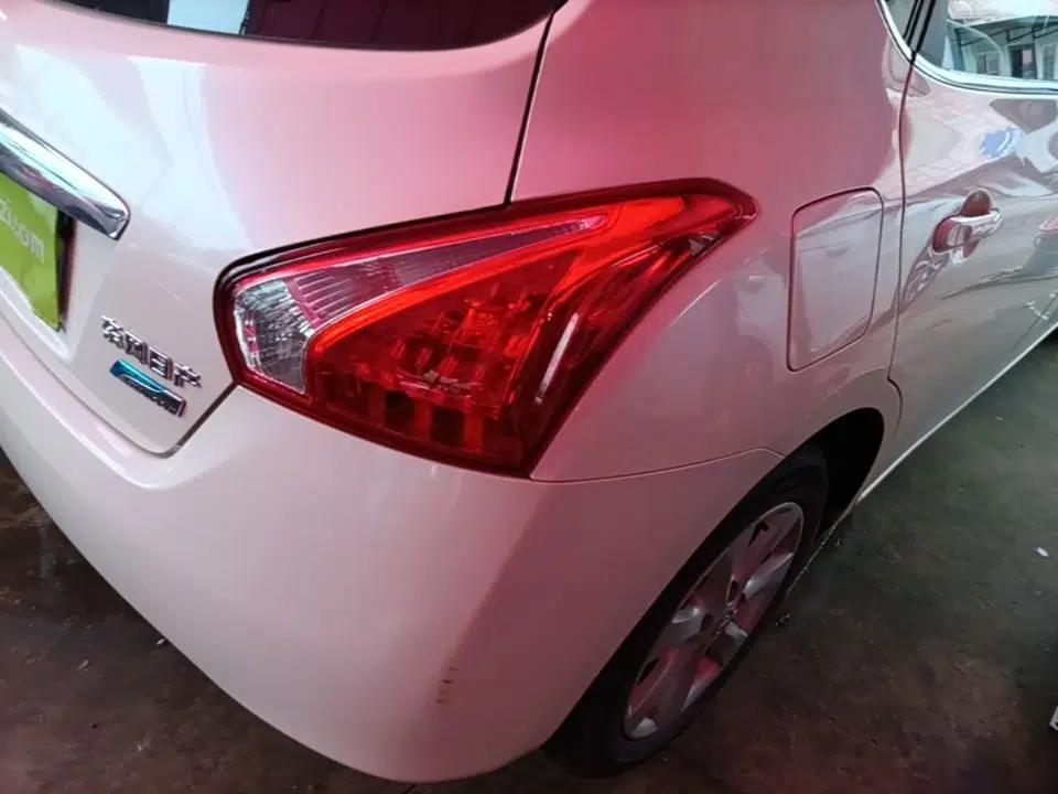 Nissan Tiida 2014 1.6L CVT Cool Cafe Edition — миниатюра 9