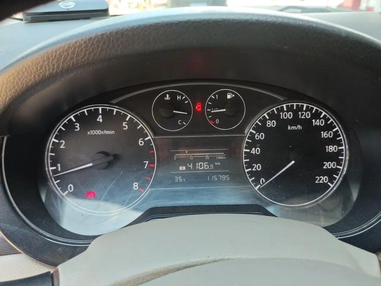 Nissan Tiida 2011 1.6L Manual Comfort Edition — миниатюра 11
