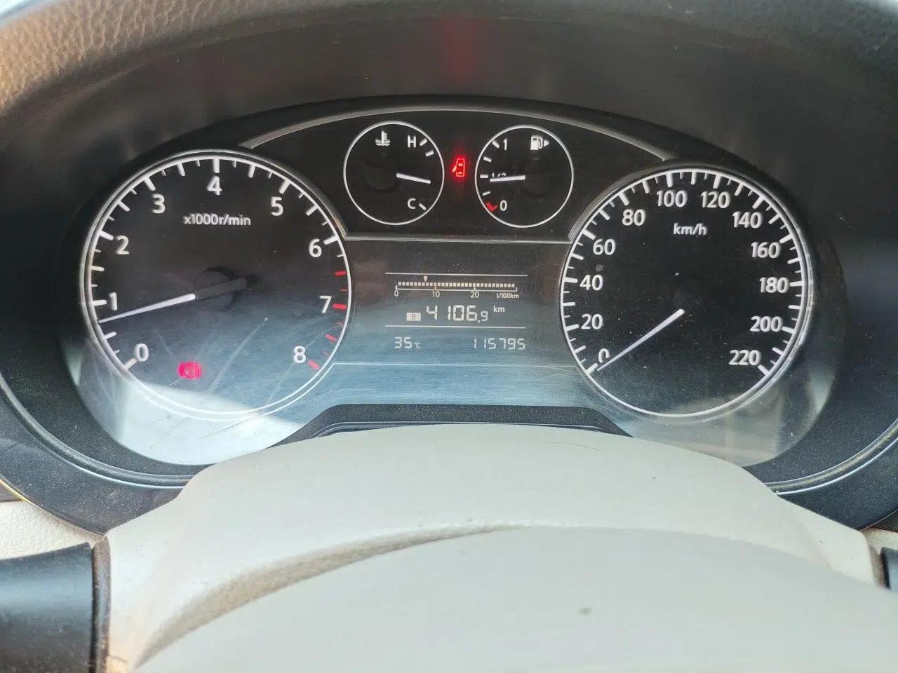 Nissan Tiida 2011 1.6L Manual Comfort Edition — миниатюра 12