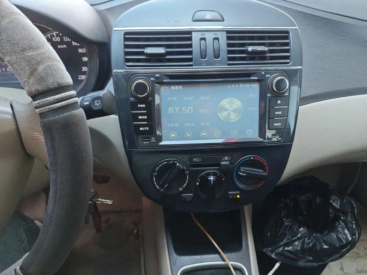 Nissan Tiida 2011 1.6L Manual Comfort Edition — миниатюра 13