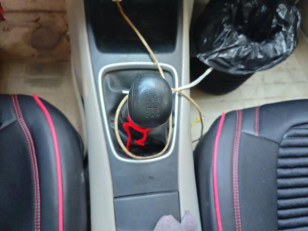 Nissan Tiida 2011 1.6L Manual Comfort Edition — миниатюра 14
