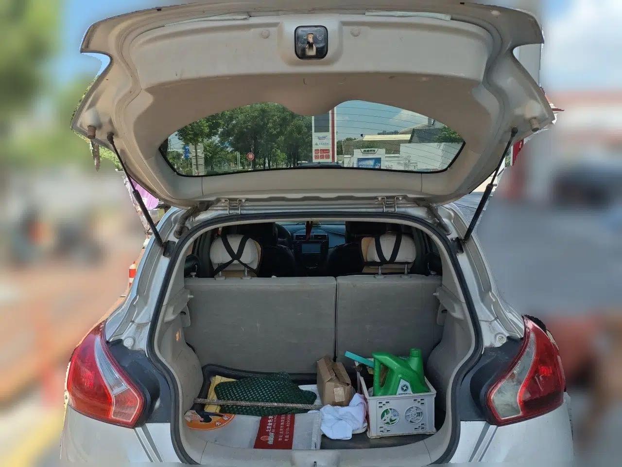 Nissan Tiida 2011 1.6L Manual Comfort Edition — миниатюра 19