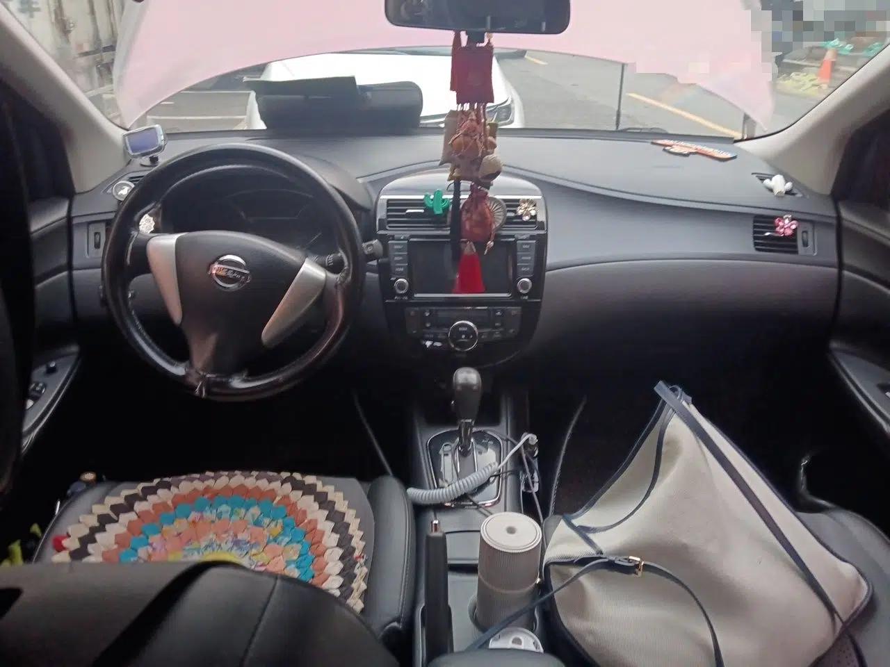 Nissan Tiida 2013 1.6L CVT Cool Cafe Edition — миниатюра 9