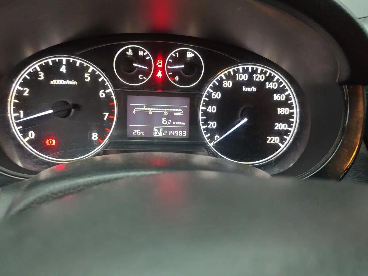 Nissan Tiida 2011 1.6L CVT Comfort Model — миниатюра 12
