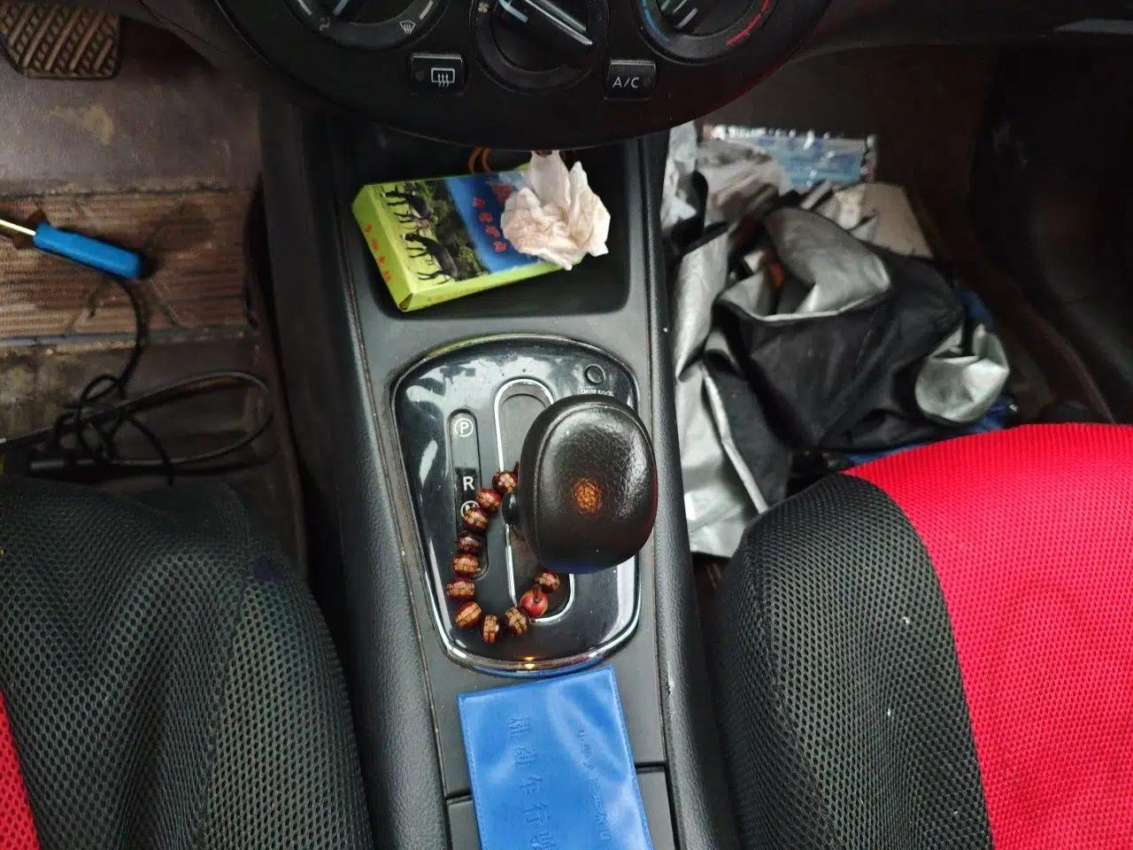 Nissan Tiida 2011 1.6L CVT Comfort Model — миниатюра 14