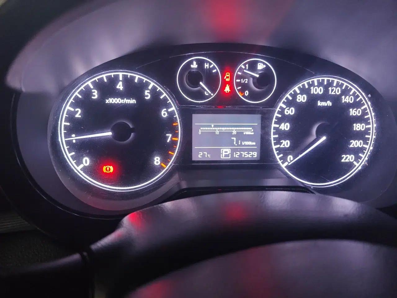 Nissan Tiida 2013 1.6L CVT Cool Cafe Edition — миниатюра 11