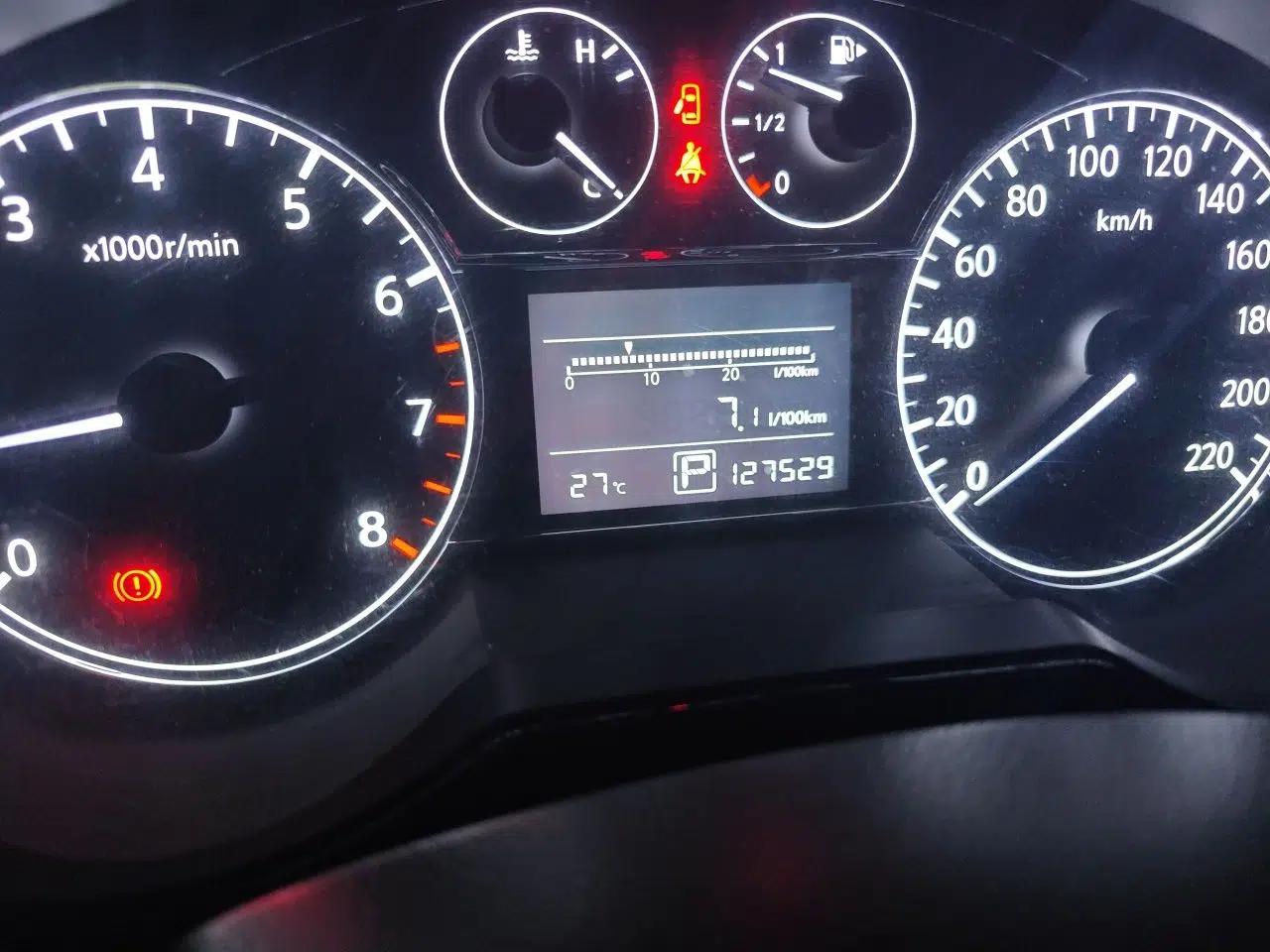 Nissan Tiida 2013 1.6L CVT Cool Cafe Edition — миниатюра 12