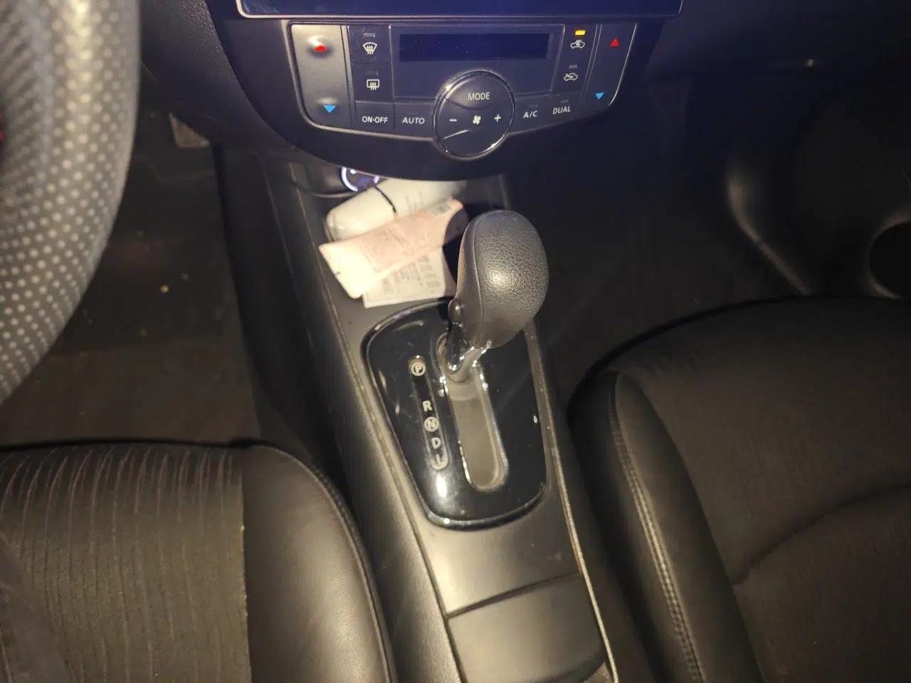 Nissan Tiida 2013 1.6L CVT Cool Cafe Edition — миниатюра 14