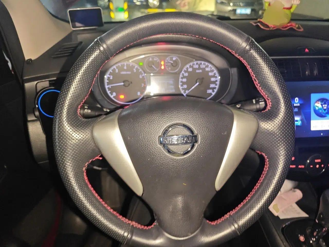 Nissan Tiida 2013 1.6L CVT Cool Cafe Edition — миниатюра 10