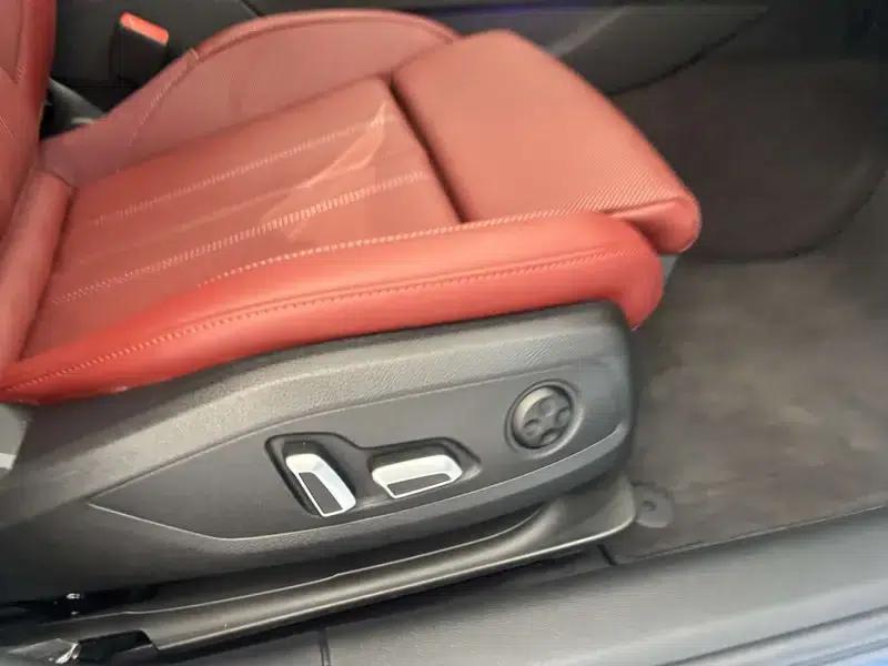 Audi A4L 2025 2 Million Unit Enjoyment Edition 40 TFSI Luxury Dynamic B&O Starry Night Edition — миниатюра 16