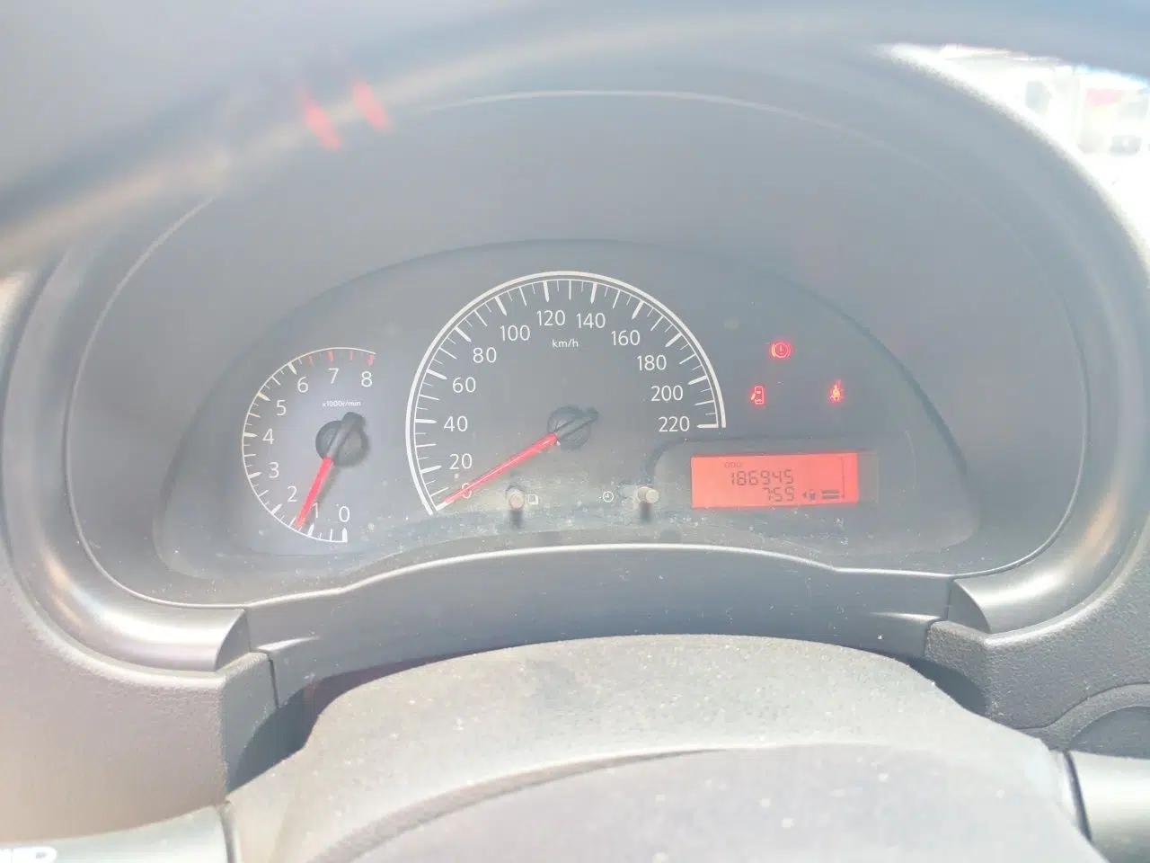 Nissan Sunny 2011 1.5XE Manual Comfort Edition — миниатюра 11