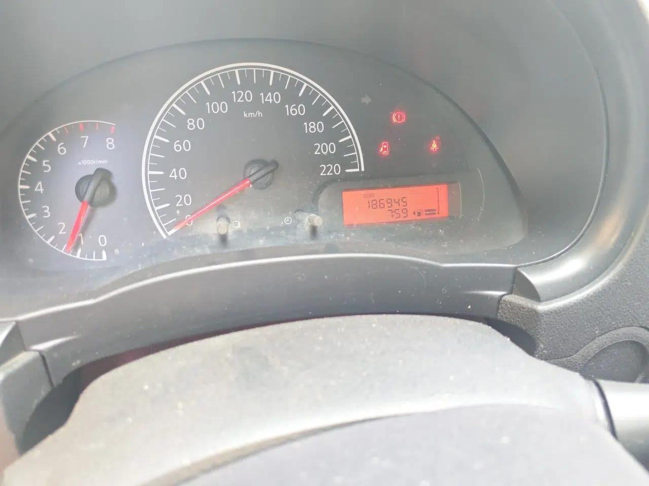 Nissan Sunny 2011 1.5XE Manual Comfort Edition — миниатюра 12