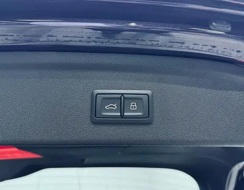 Audi A3 2025 Sportback 35 TFSI Flying Spur Luxury Edition — миниатюра 16