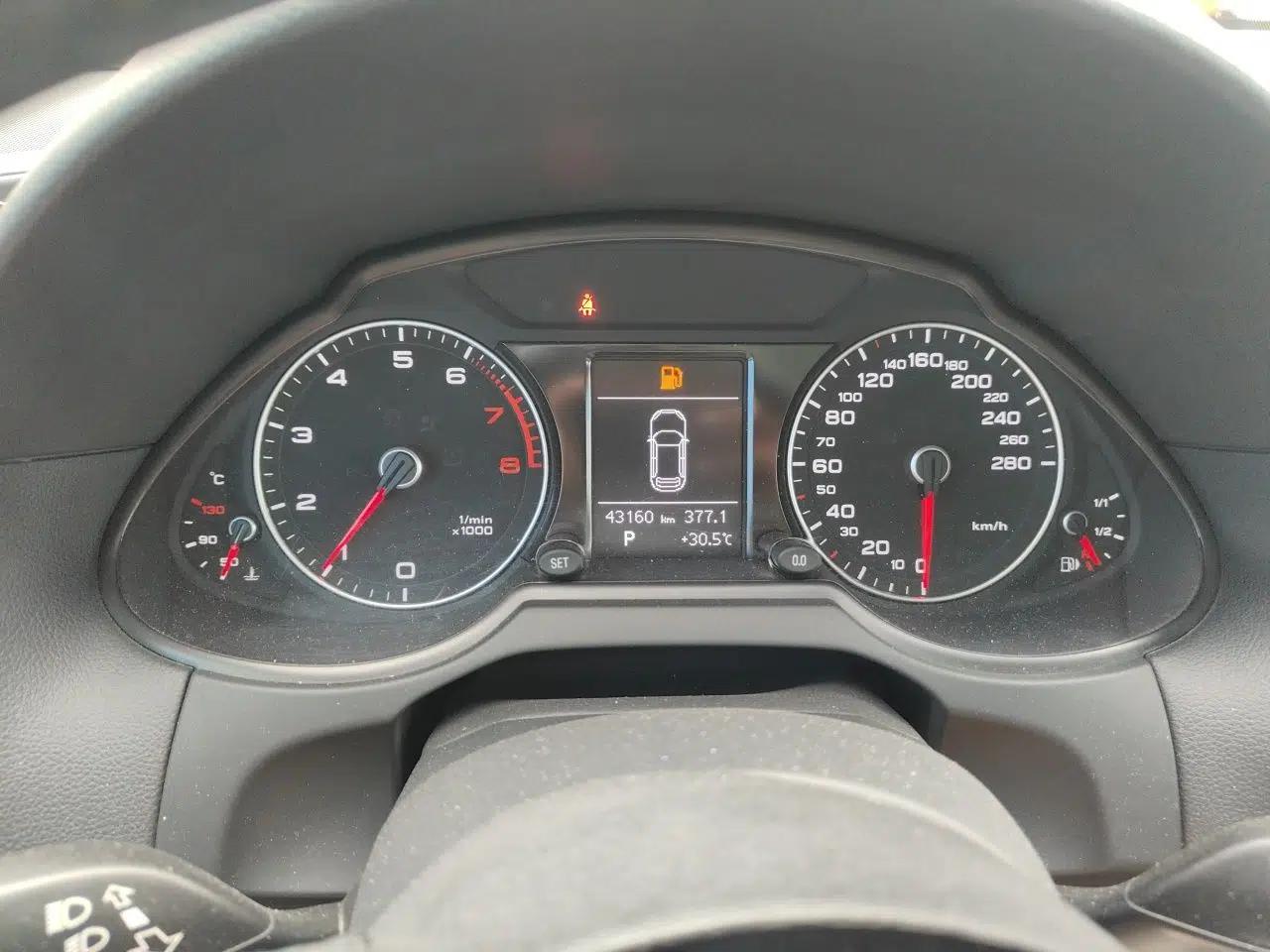 Audi Q5 2018 Collector's Edition 40 TFSI Ambition Model — миниатюра 11