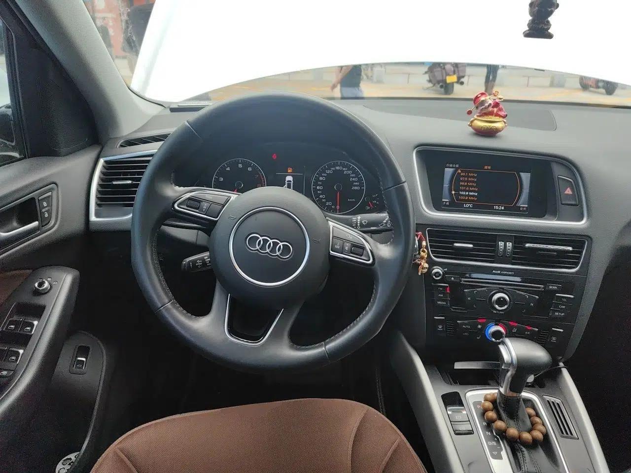 Audi Q5 2018 Collector's Edition 40 TFSI Ambition Model — миниатюра 10