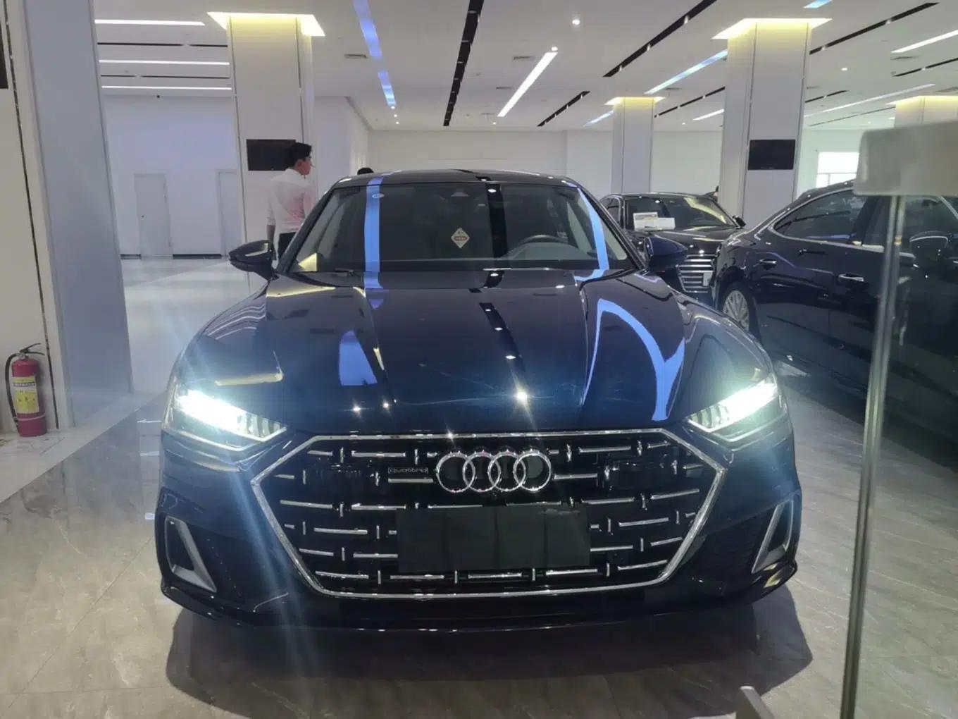 Audi A7L 2024 45TFSI S-line Dream-Building Edition Flow Crystal Package — миниатюра 2