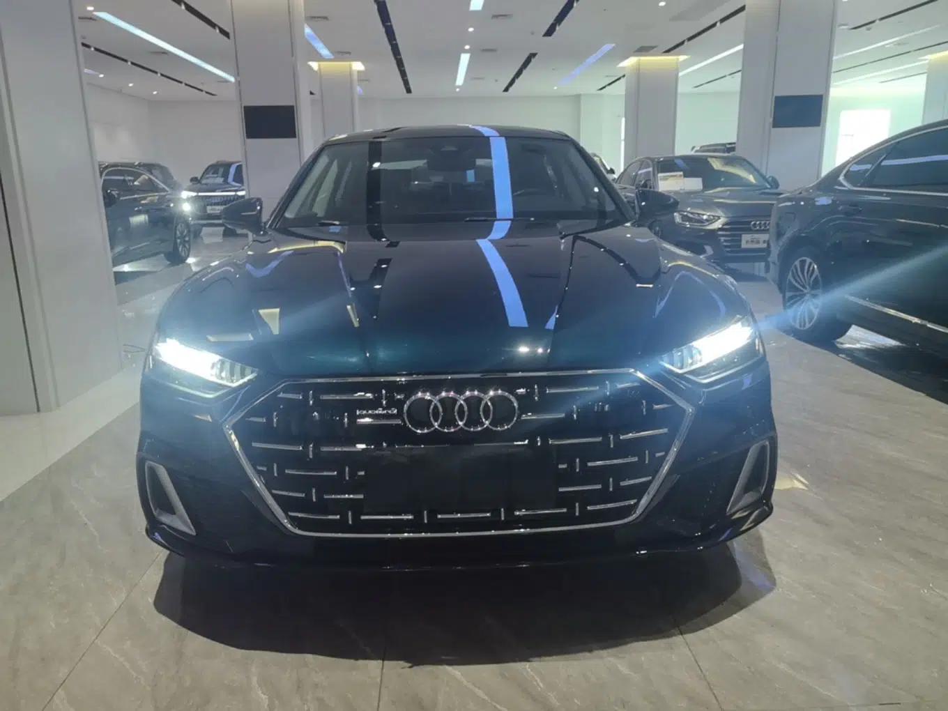 Audi A7L 2024 45TFSI S-line Dream-Building Edition Flow Crystal Package — миниатюра 2
