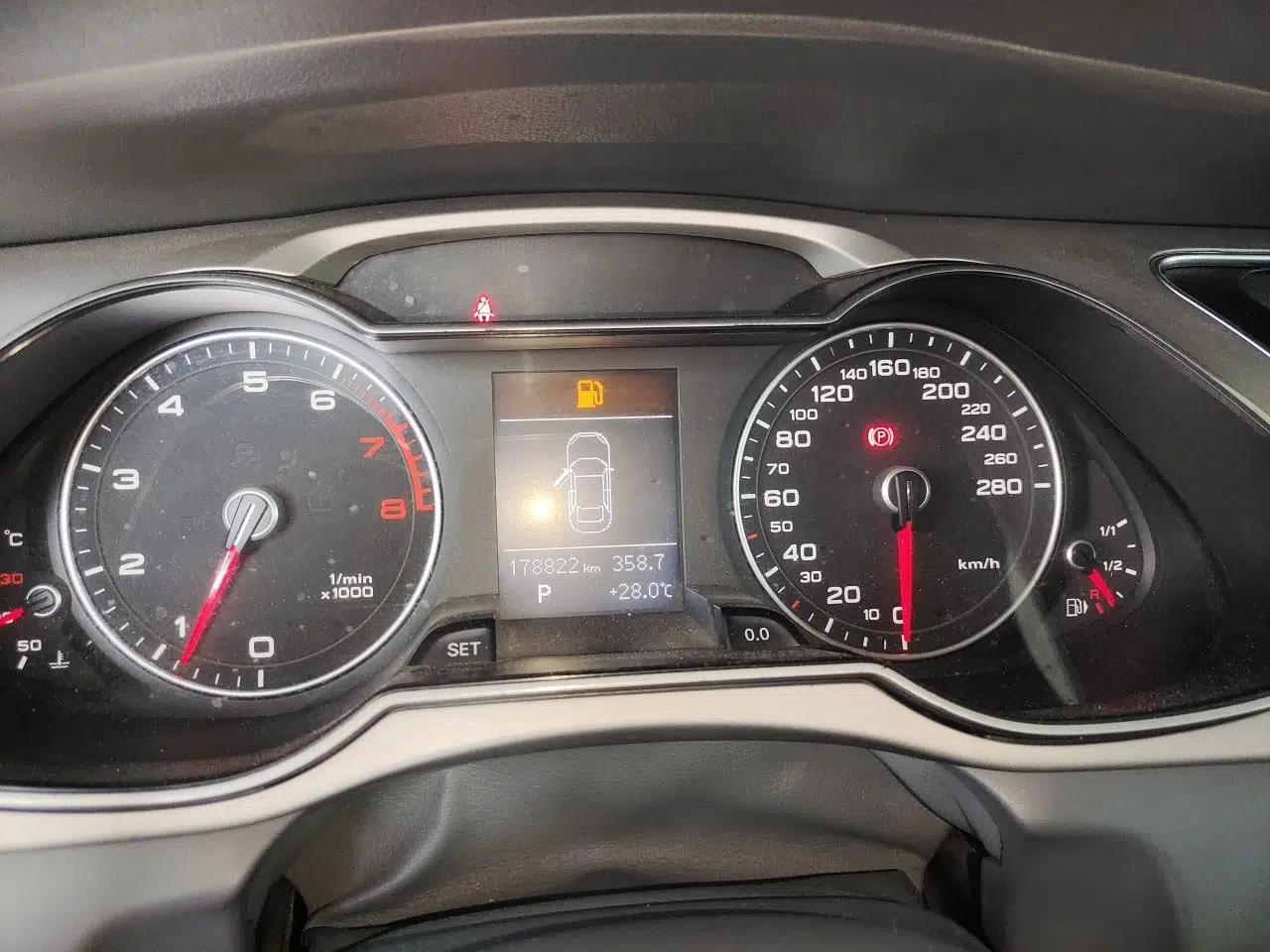 Audi A4L 2015 35 TFSI Automatic Standard Model — миниатюра 11