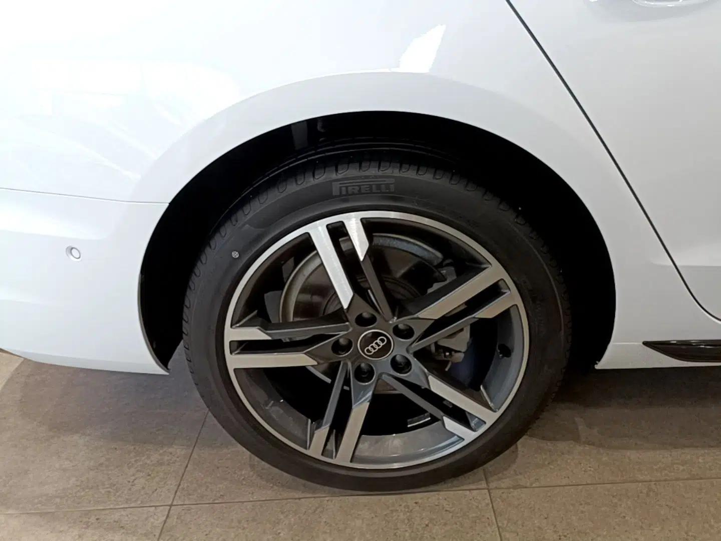 Audi A4L 2022 40 TFSI Luxury Dynamic Model — миниатюра 11