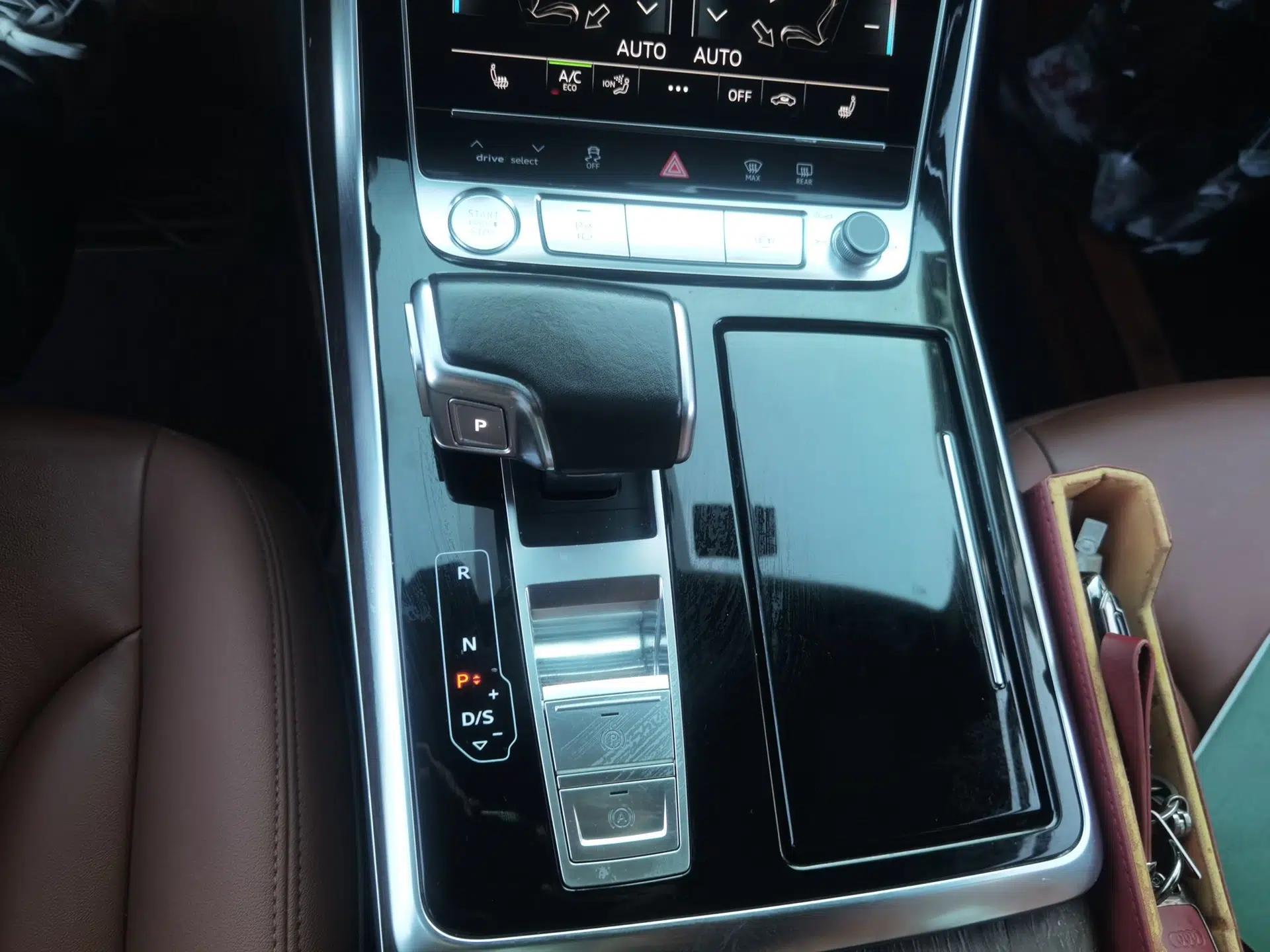 Audi Q7 2020 55 TFSI quattro S line sports model — миниатюра 14