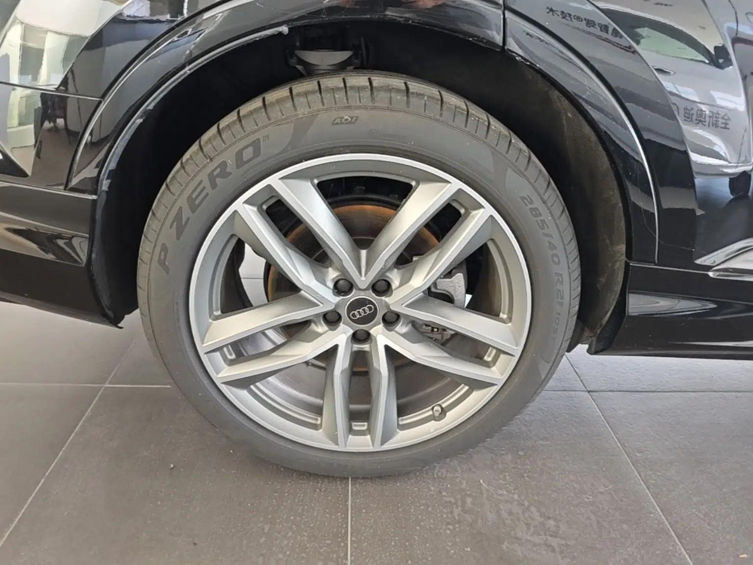 Audi Q7 2024 55 TFSI quattro S line Sport model — миниатюра 11