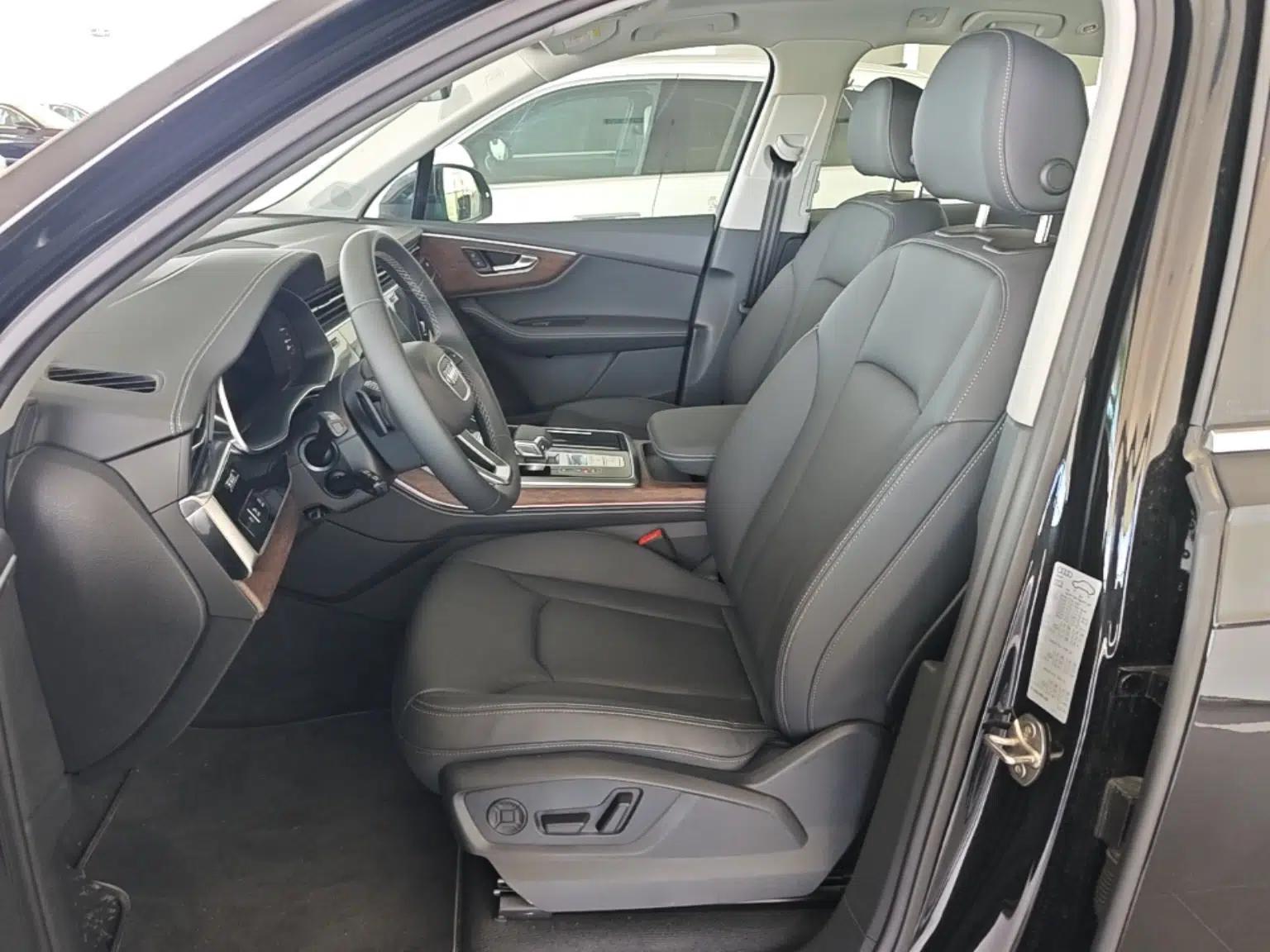 Audi Q7 2024 55 TFSI quattro S line Sport model — миниатюра 17