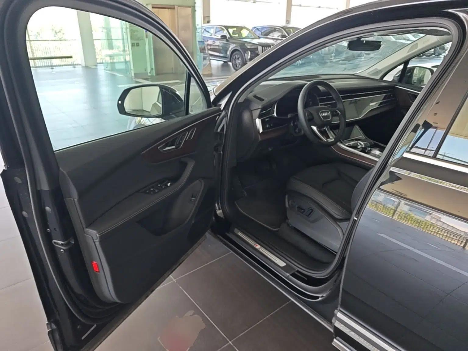 Audi Q7 2024 55 TFSI quattro S line Sport model — миниатюра 18