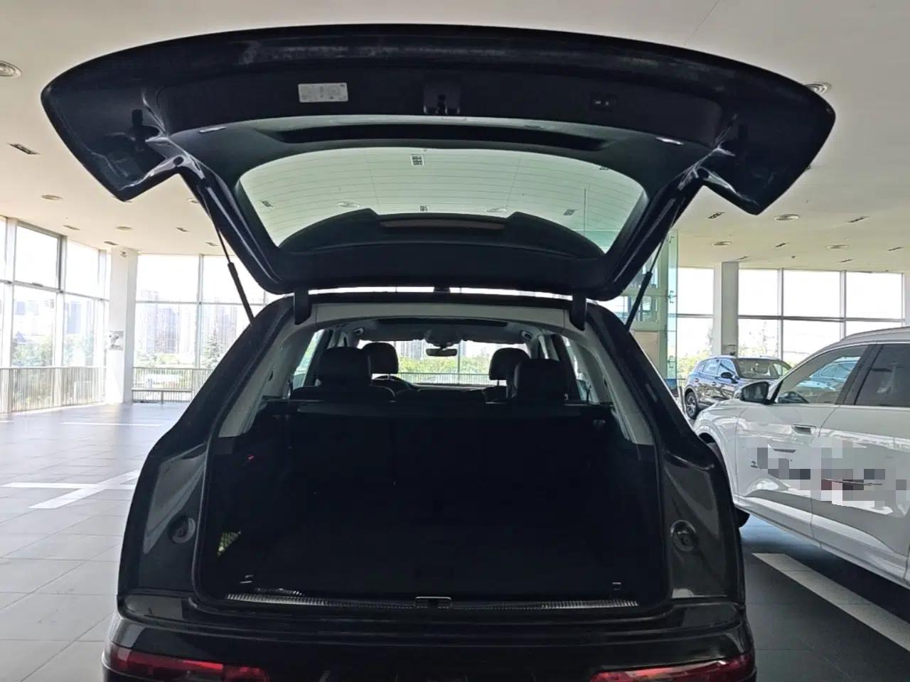 Audi Q7 2024 55 TFSI quattro S line Sport model — миниатюра 22