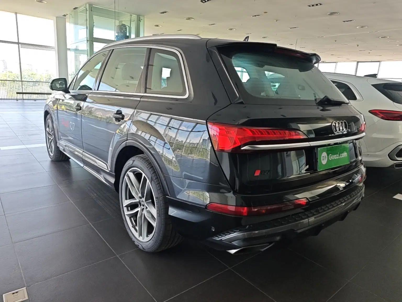 Audi Q7 2024 55 TFSI quattro S line Sport model — миниатюра 4