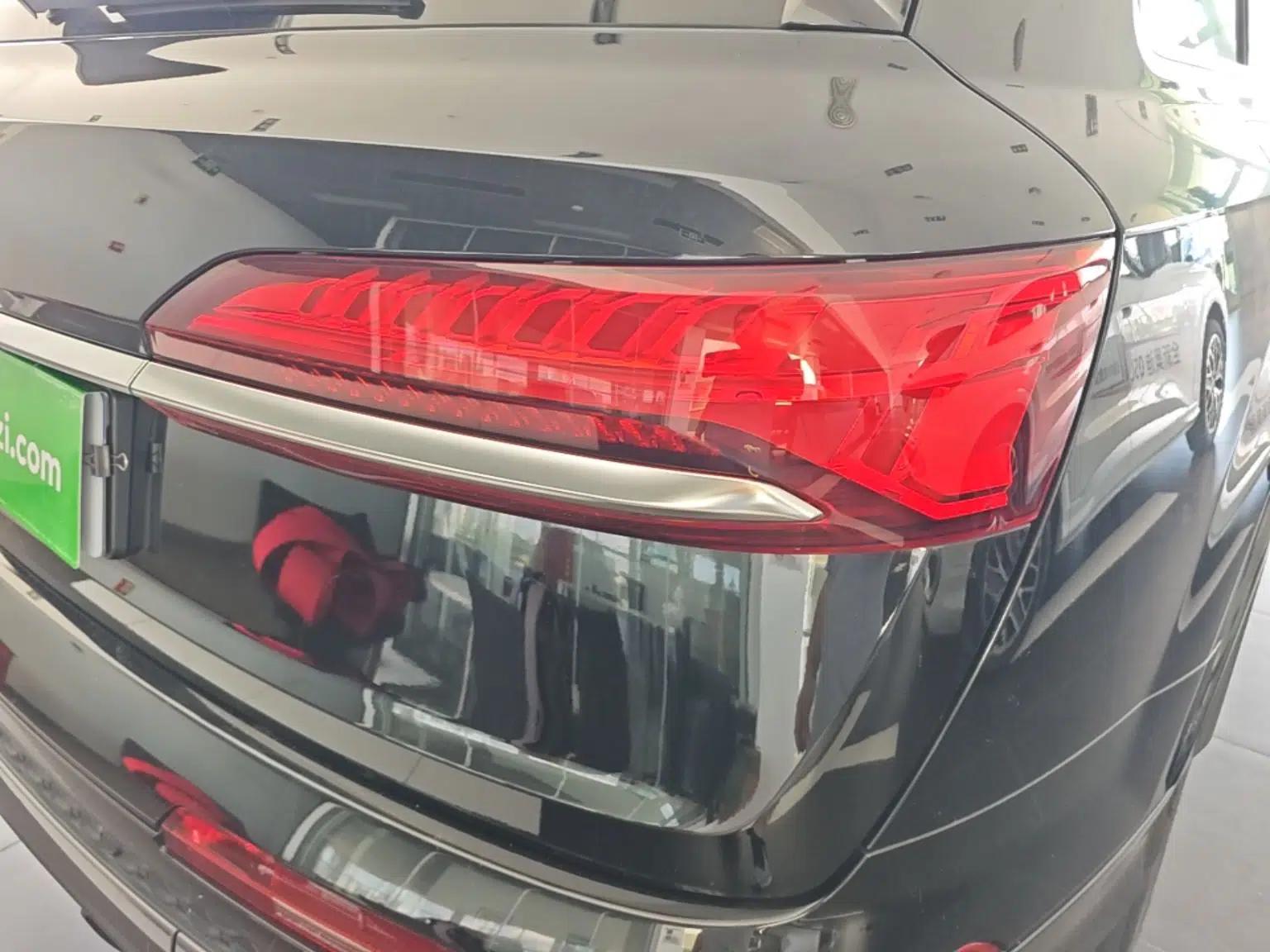 Audi Q7 2024 55 TFSI quattro S line Sport model — миниатюра 9