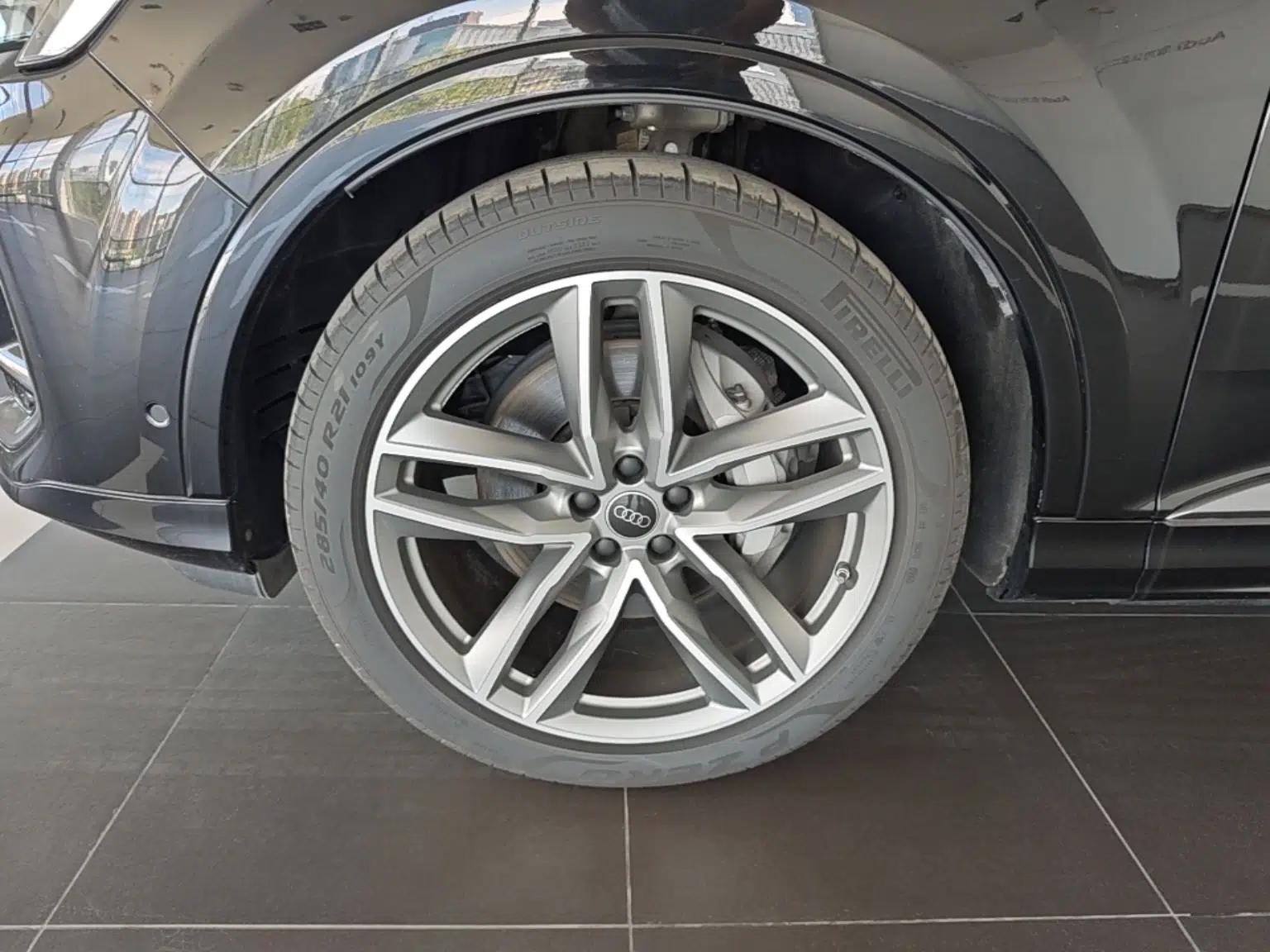 Audi Q7 2024 55 TFSI quattro S line Sport model — миниатюра 10