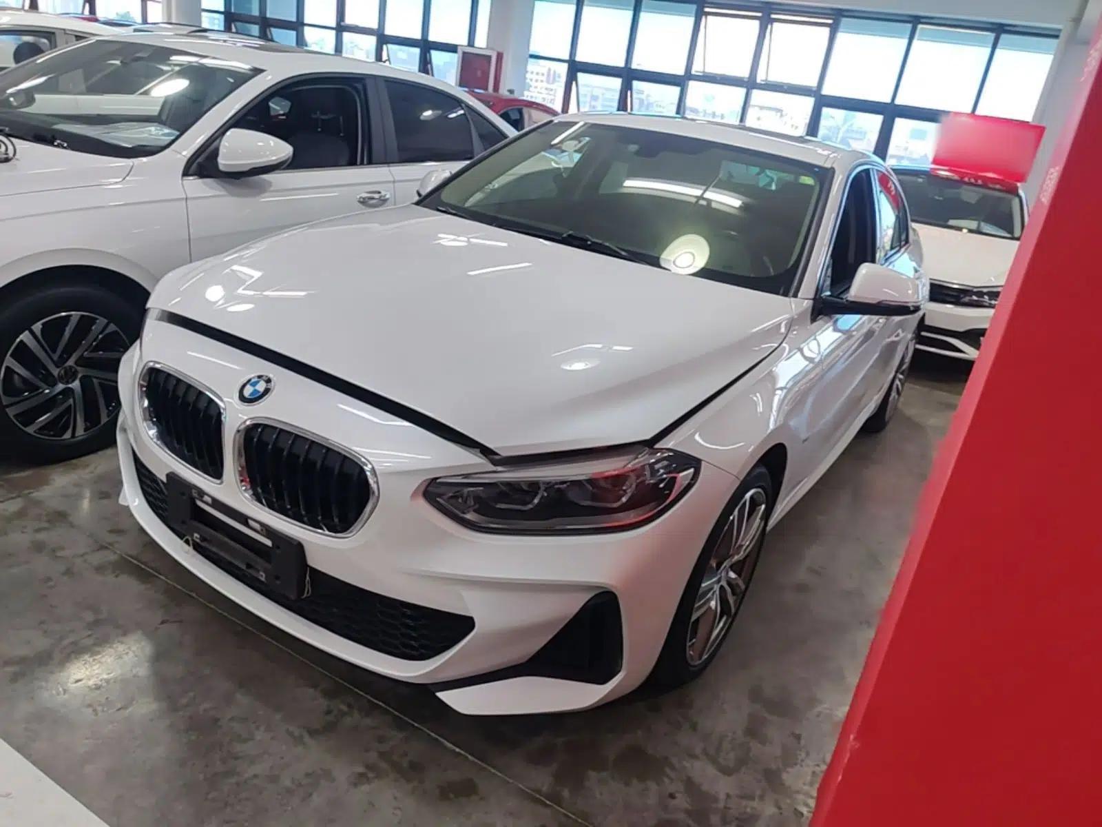 BMW 1 Series 2019 120i Leading Model M Sport Package — миниатюра 1