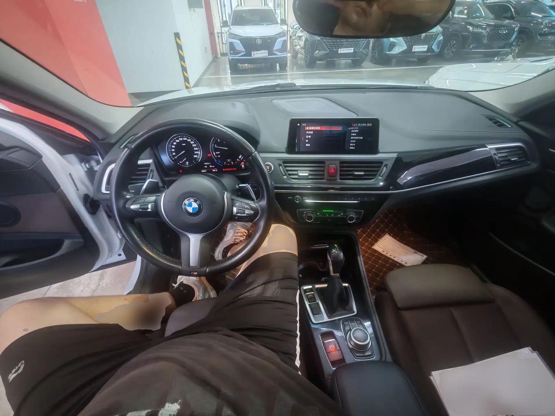 BMW 1 Series 2019 120i Leading Model M Sport Package — миниатюра 12