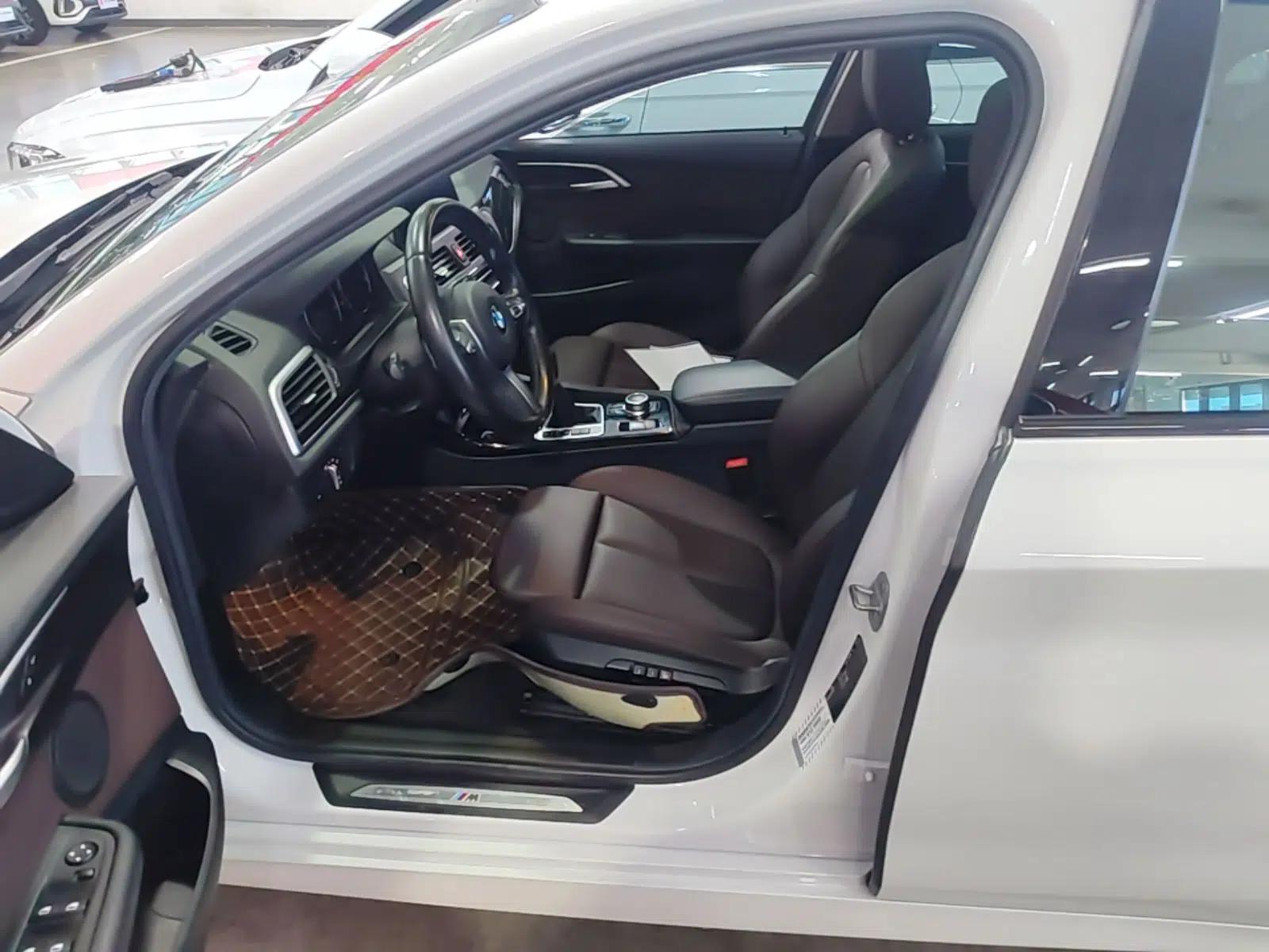 BMW 1 Series 2019 120i Leading Model M Sport Package — миниатюра 17