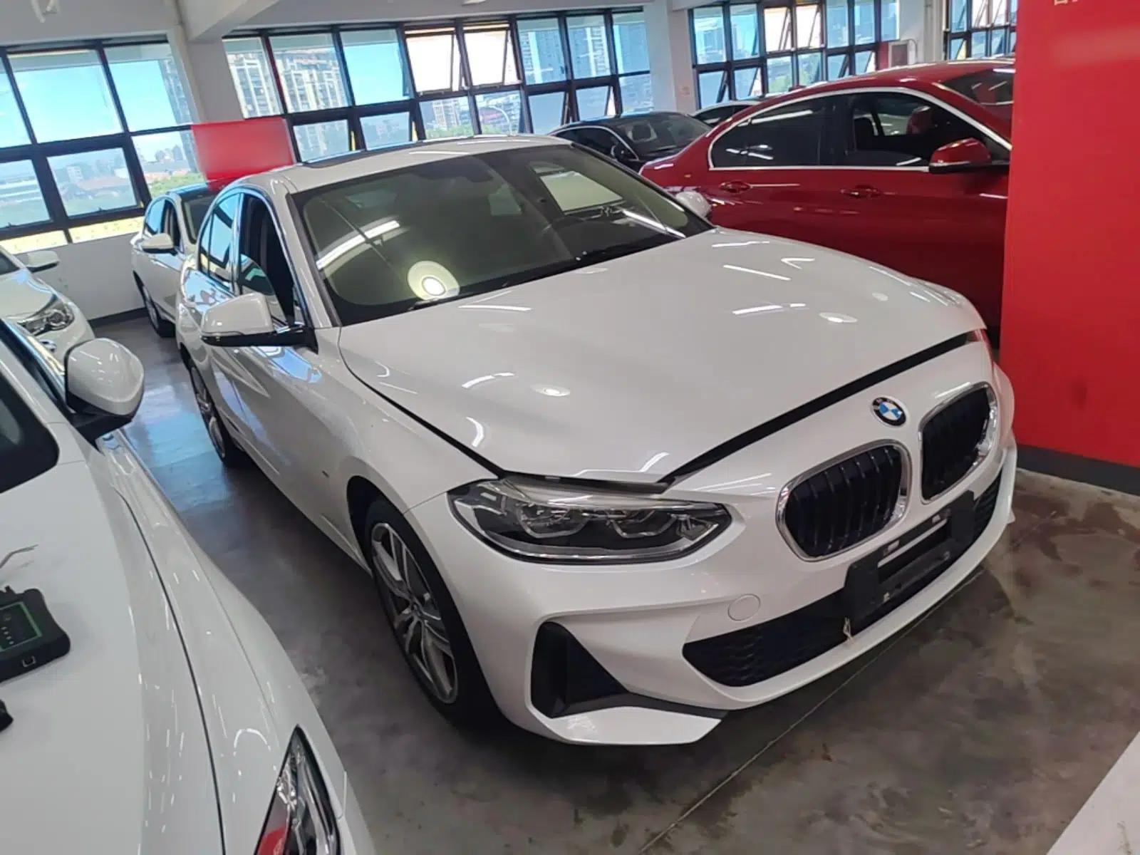 BMW 1 Series 2019 120i Leading Model M Sport Package — миниатюра 3
