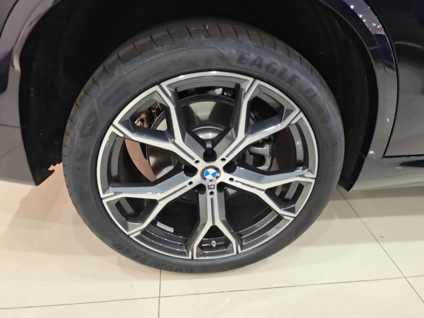 BMW X5 2023 xDrive 30Li Luxury M Sport Night Edition Package — миниатюра 11