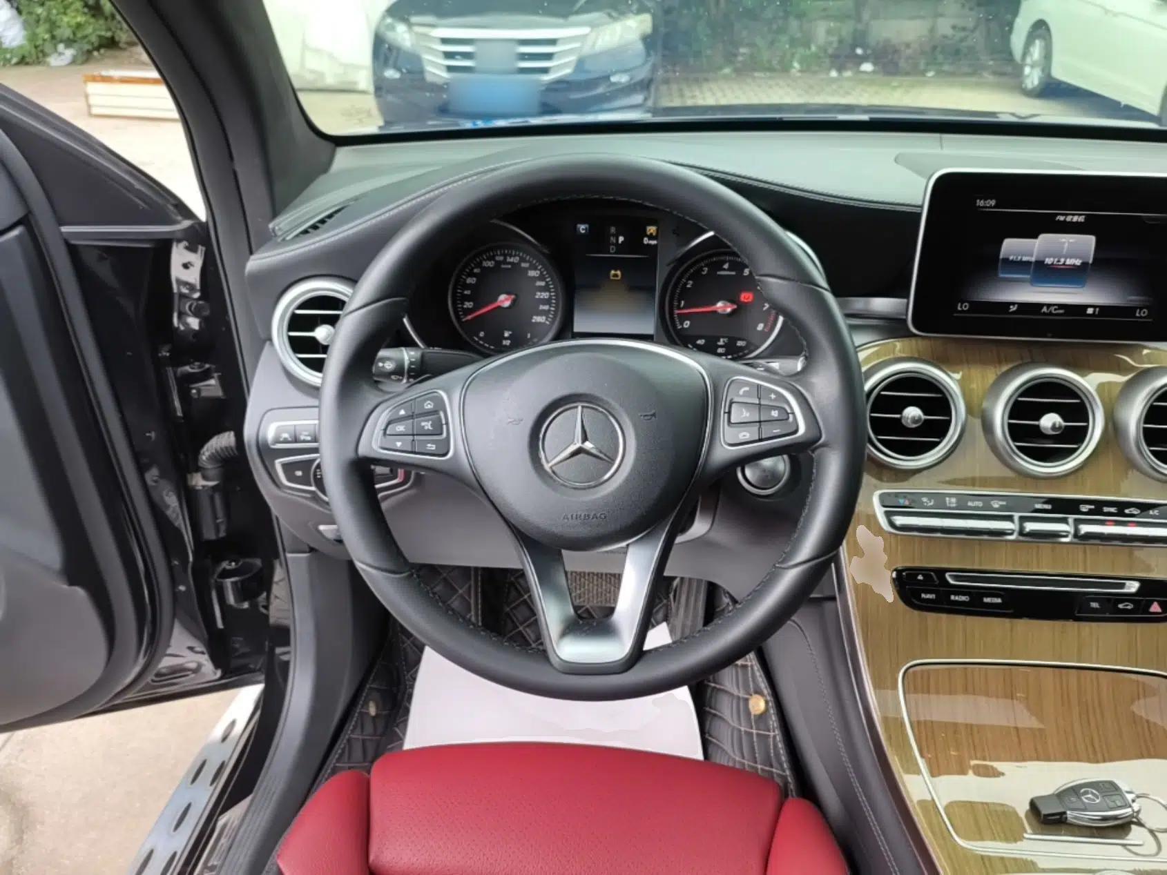 Mercedes-Benz GLC Coupe 2018 GLC 260 4MATIC Coupe SUV — миниатюра 13
