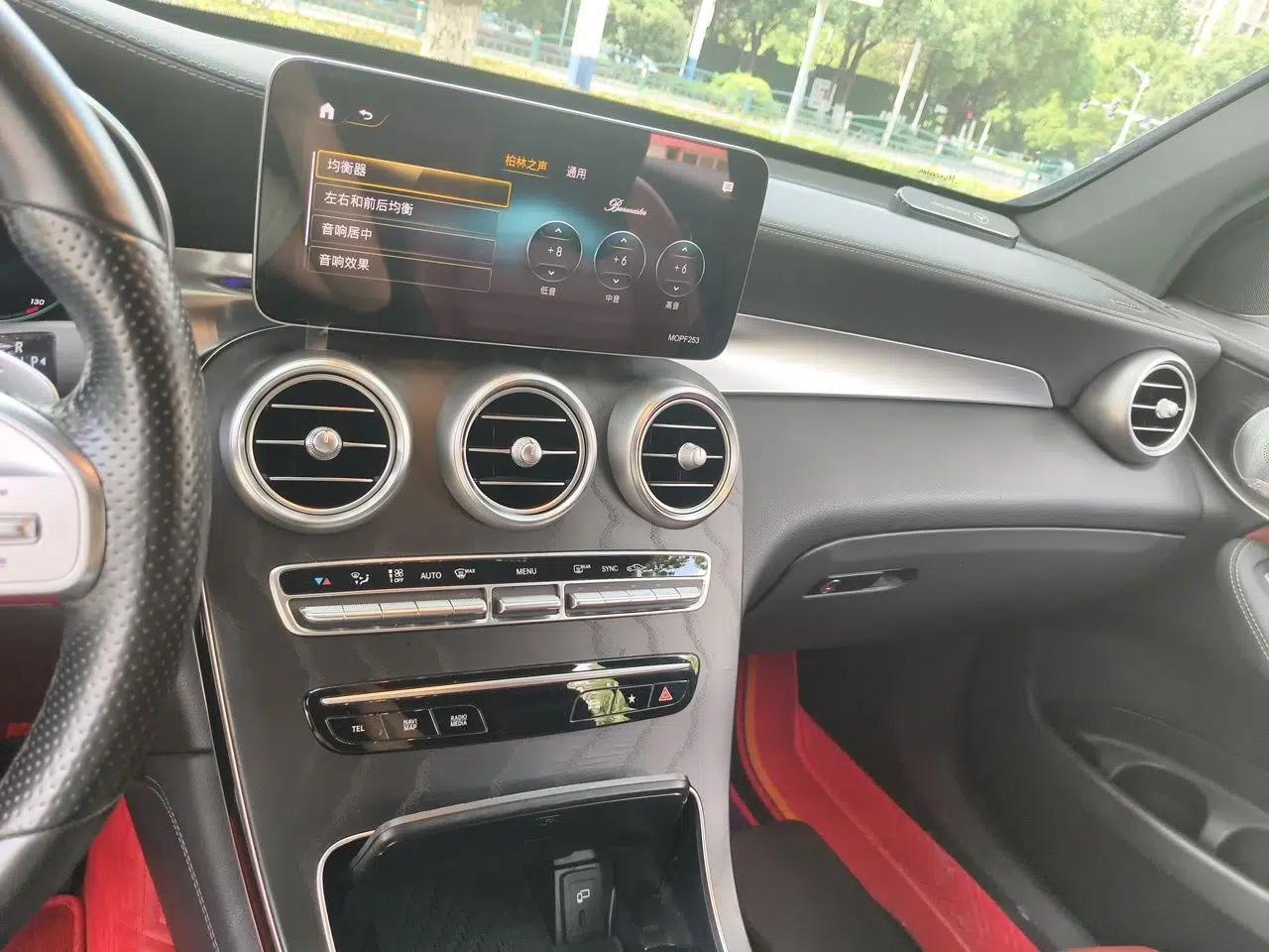 Mercedes-Benz GLC Coupe 2020 GLC 300 4MATIC AMG Line Coupe SUV — миниатюра 13