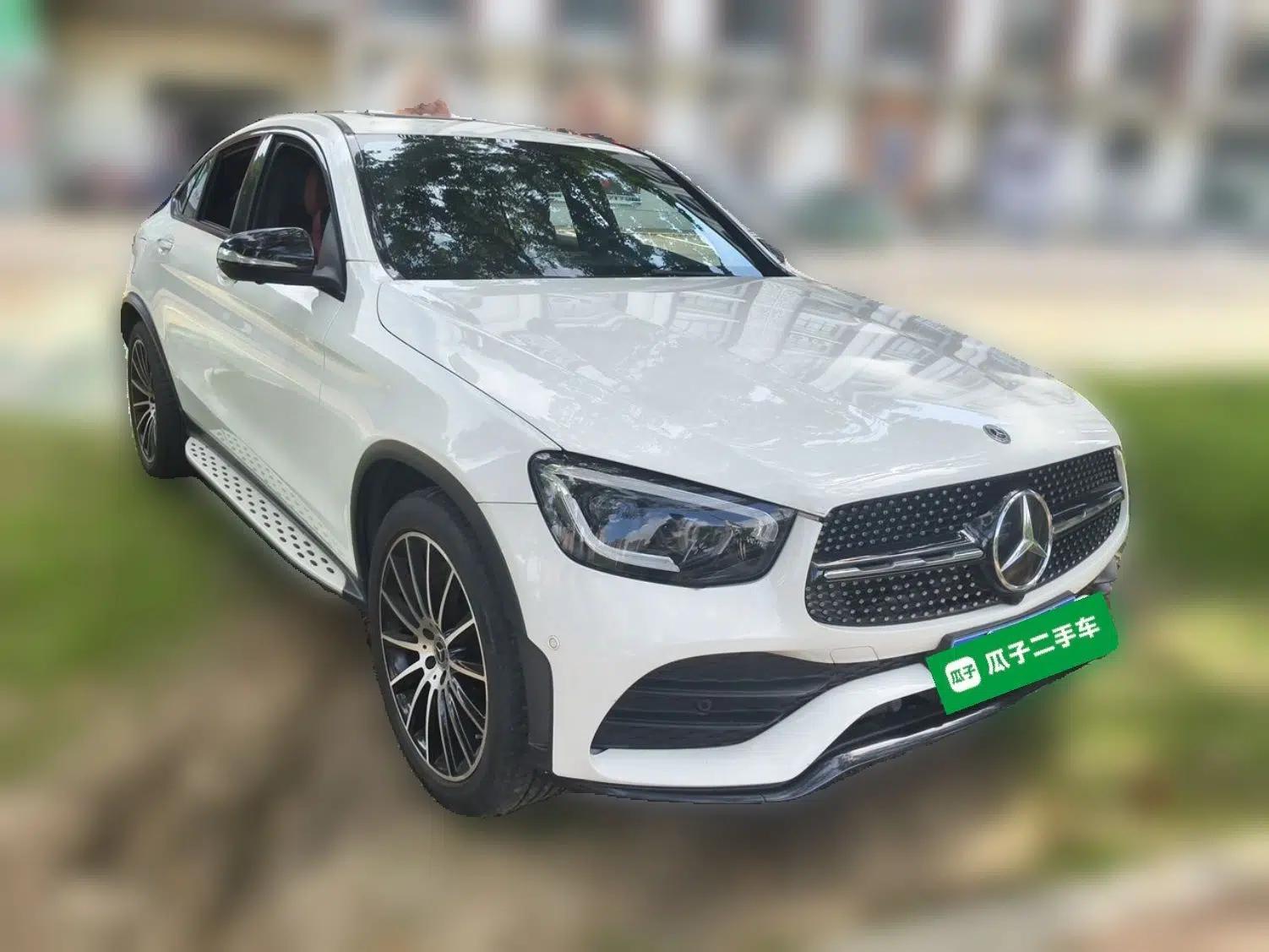 Mercedes-Benz GLC Coupe 2020 GLC 300 4MATIC AMG Line Coupe SUV — миниатюра 3