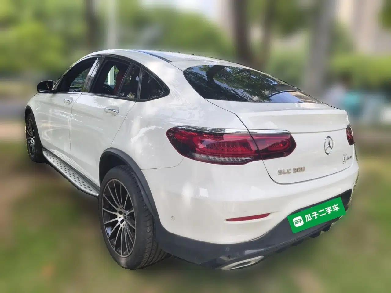 Mercedes-Benz GLC Coupe 2020 GLC 300 4MATIC AMG Line Coupe SUV — миниатюра 4