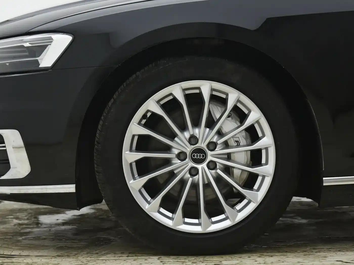 2022 Audi A8 A8L 50 TFSI quattro Comfort Edition — миниатюра 4