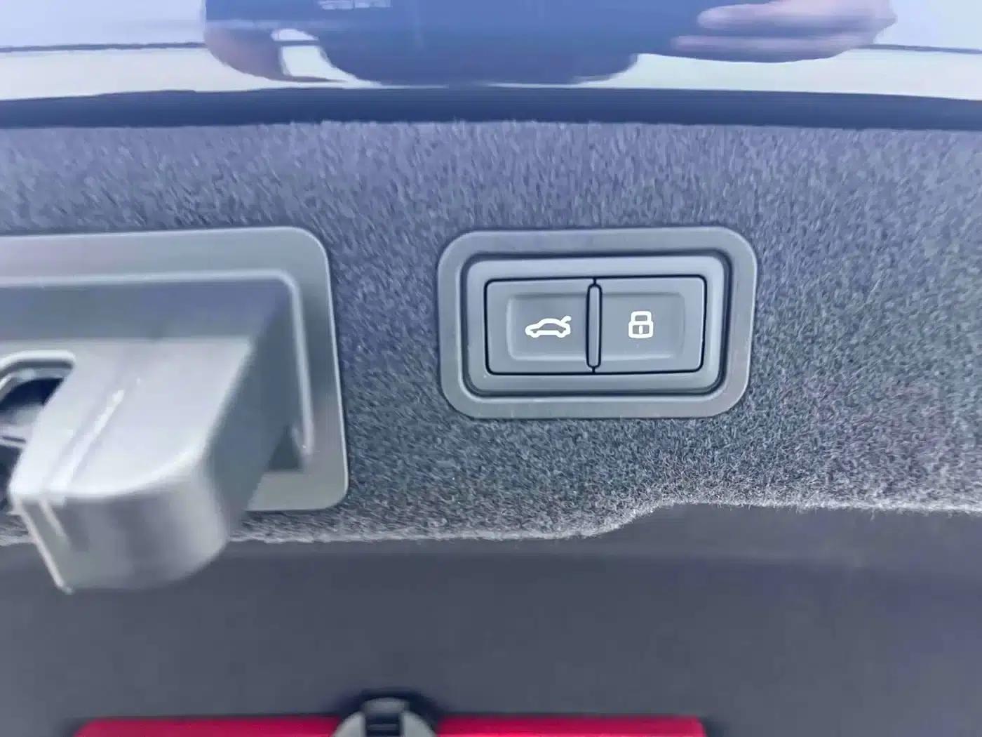 2022 Audi A8 A8L 50 TFSI quattro Comfort Edition — миниатюра 22
