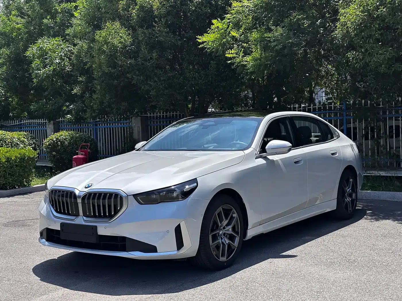 2024 BMW 5 Series 530Li Leading Luxury Package — миниатюра 1