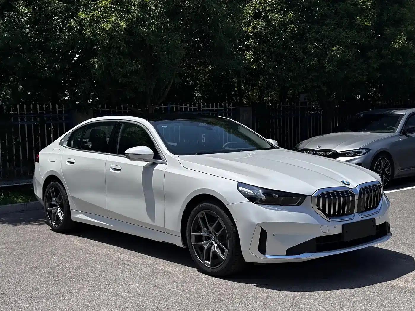 2024 BMW 5 Series 530Li Leading Luxury Package — миниатюра 3