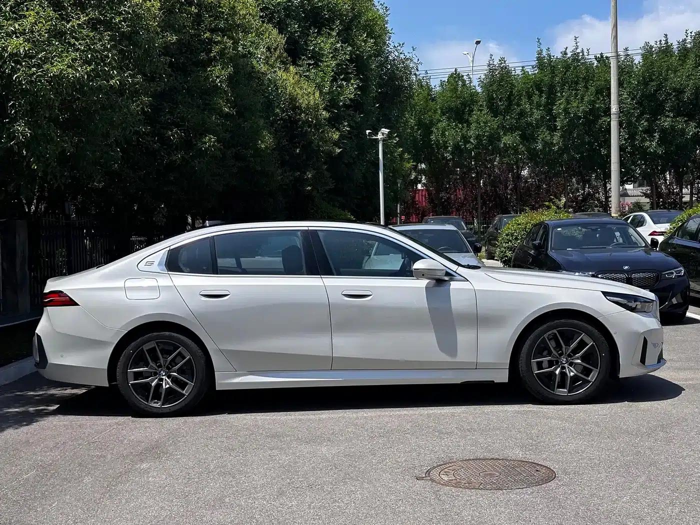 2024 BMW 5 Series 530Li Leading Luxury Package — миниатюра 4