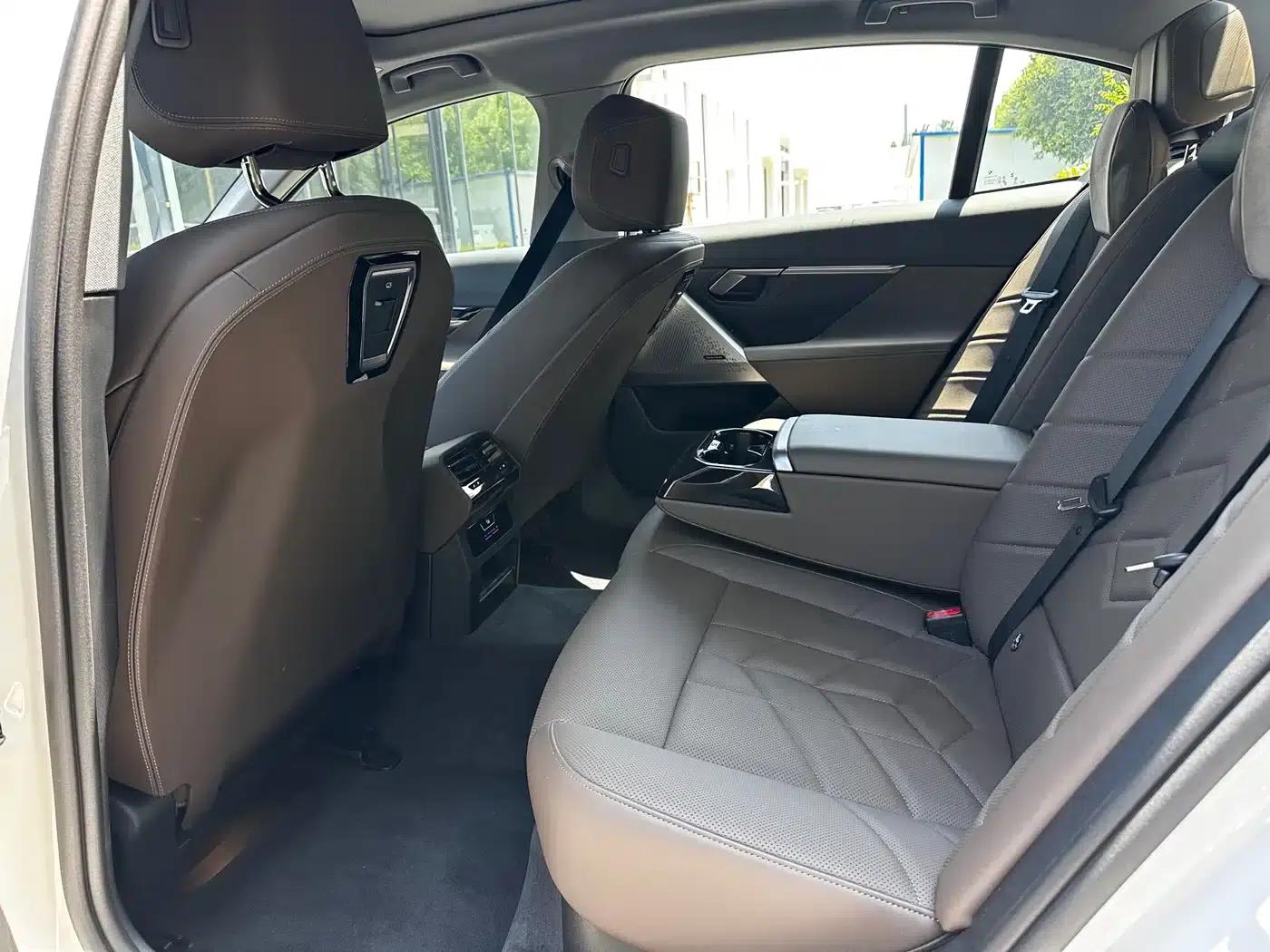 2024 BMW 5 Series 530Li Leading Luxury Package — миниатюра 7