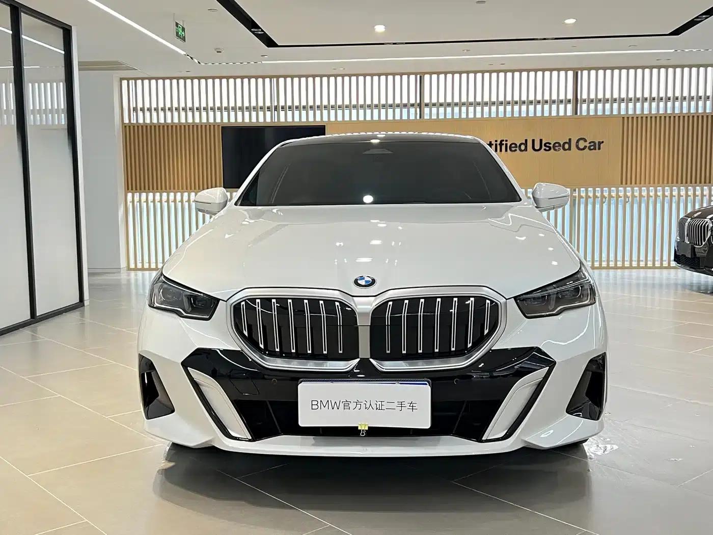 2024 BMW 5 Series 525Li M Sport Package — миниатюра 2