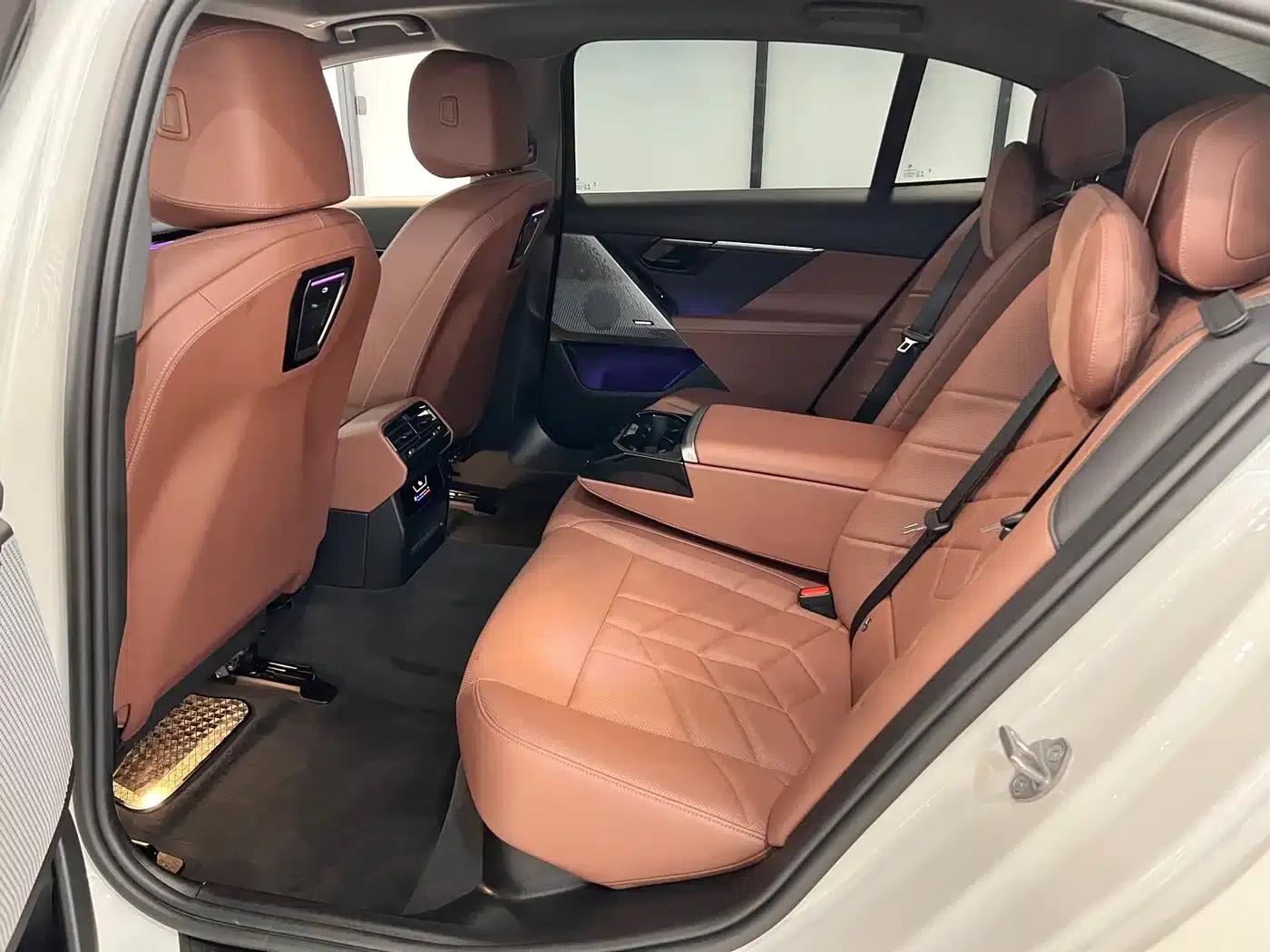 2024 BMW 5 Series 525Li M Sport Package — миниатюра 13