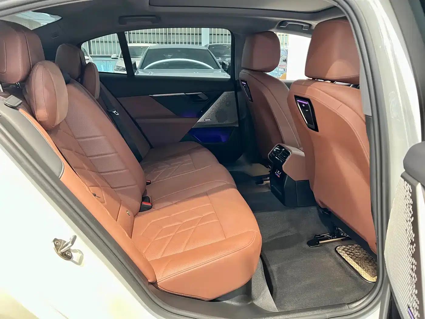 2024 BMW 5 Series 525Li M Sport Package — миниатюра 15