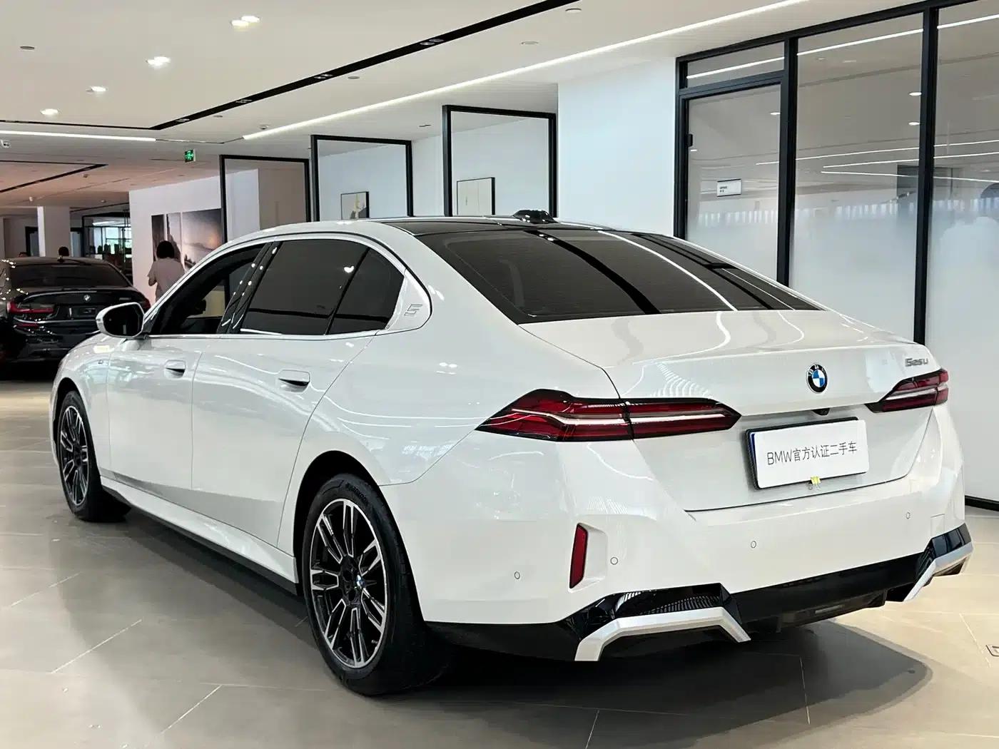 2024 BMW 5 Series 525Li M Sport Package — миниатюра 17